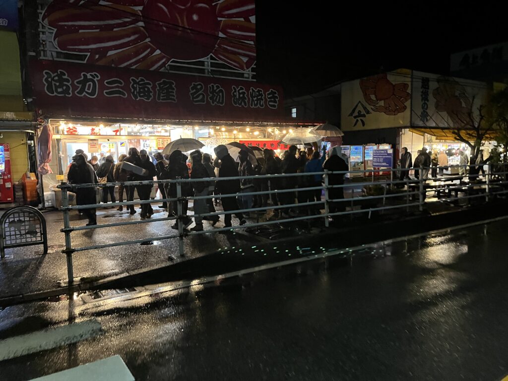 年末の賑わいをみせる寺泊魚の市場通りの様子