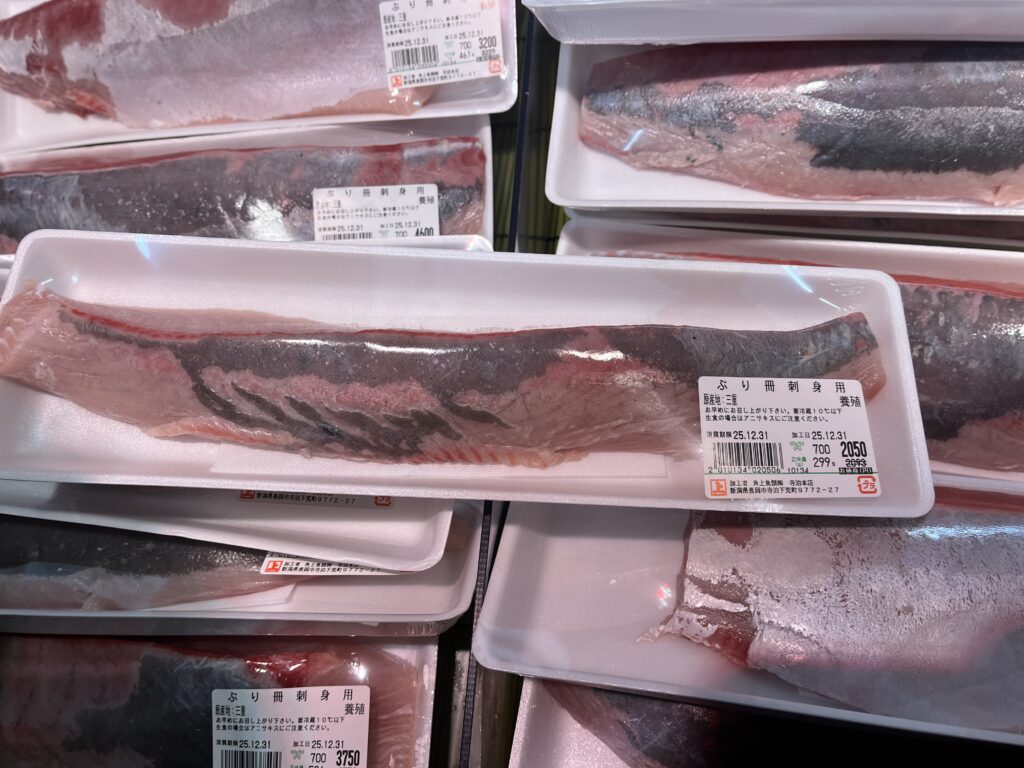 ブリの柵のパックが積み上げられている様子