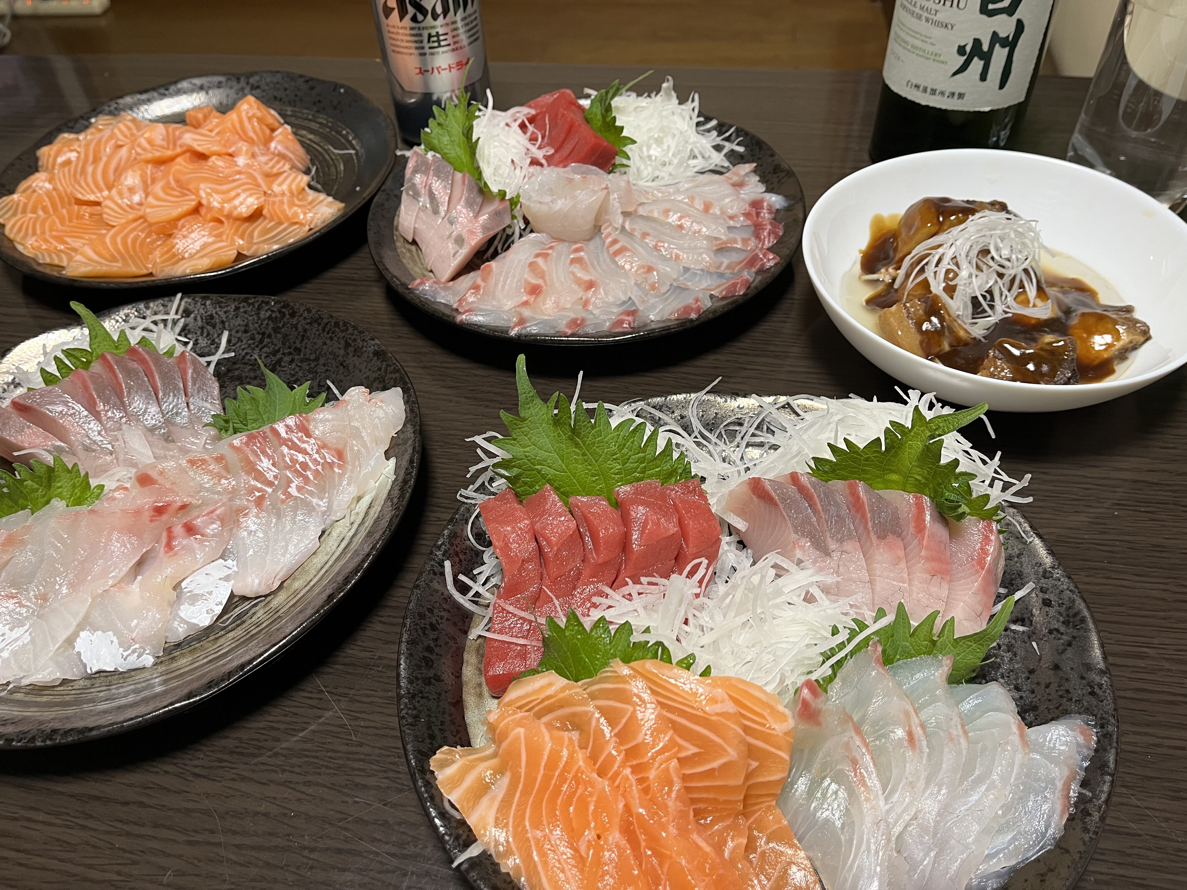 テーブルの上に並べた頑張って作った刺し盛。