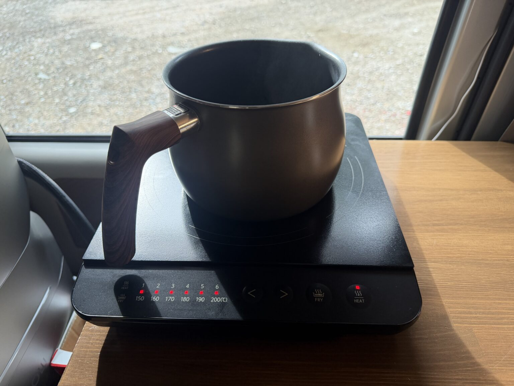 EcoFlow WAVE 3を運転しながらDELTA 3 Max Plusで卓上IHを使う様子