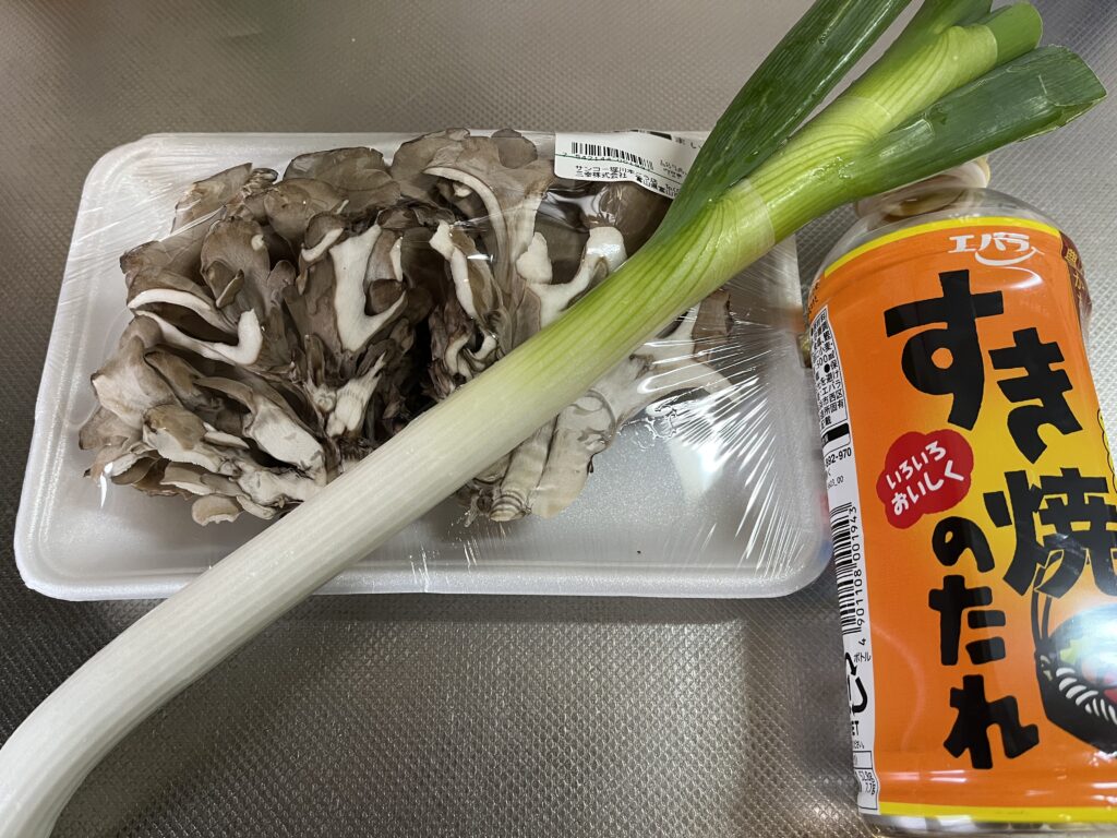 材料の舞茸とネギとすき焼きのたれマイルドを並べた様子