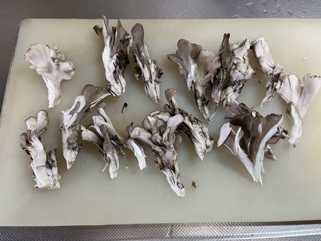 手でバラした舞茸の様子