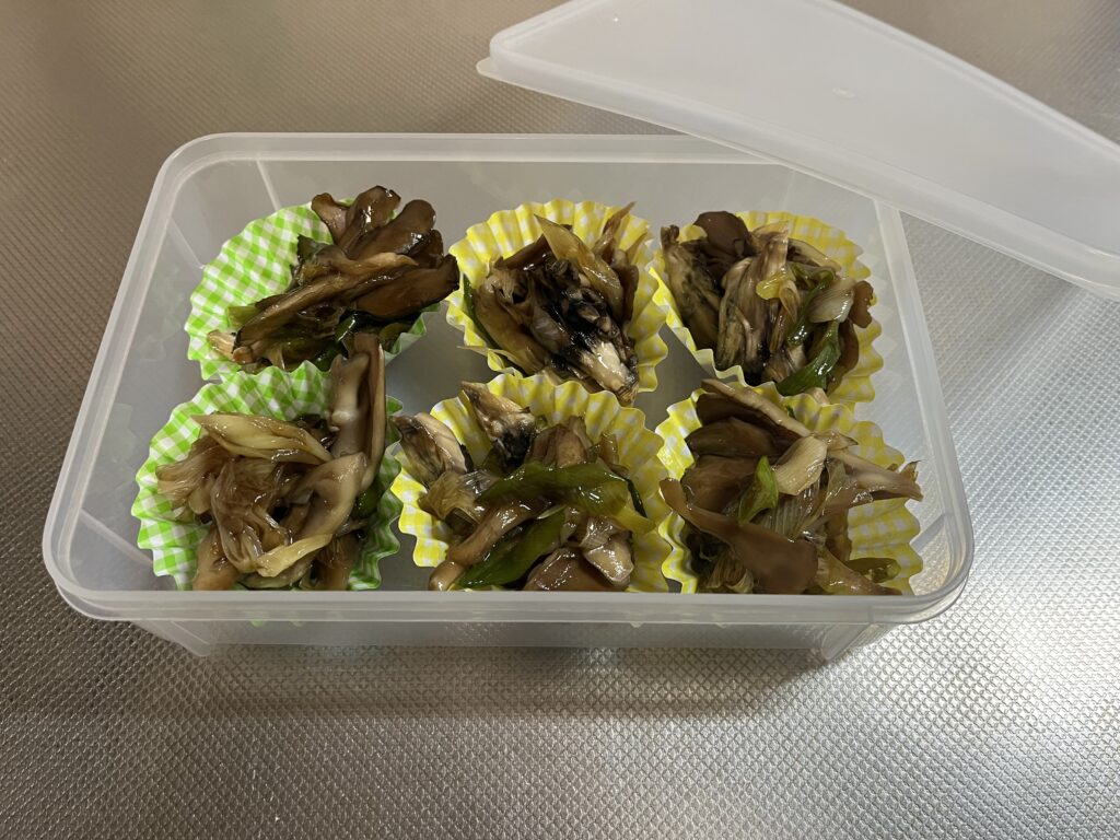 お弁当ように小分けしてタッパーに詰めた舞茸とネギのすき焼き風炒めの様子