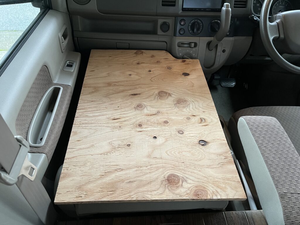 切り出した板を助手席上に仮合わせしてみた様子