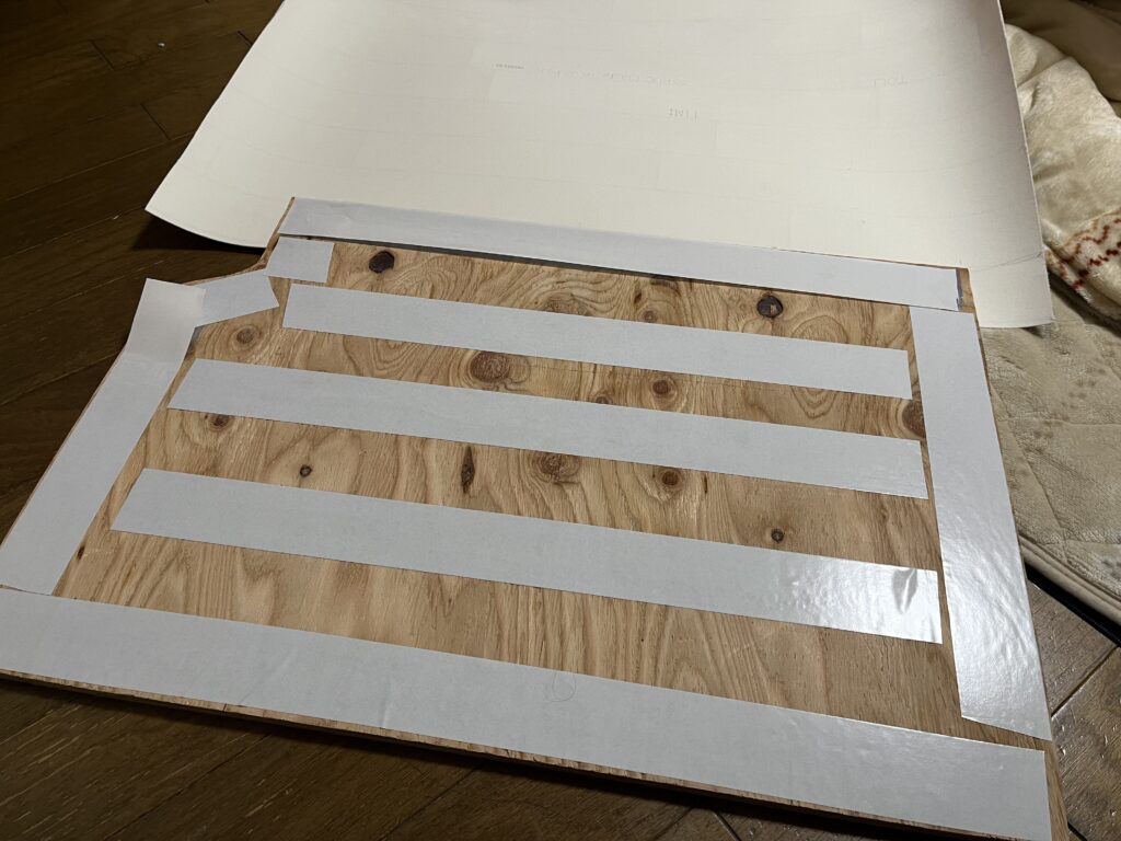 貼り合わせ面に両面テープを貼っている様子