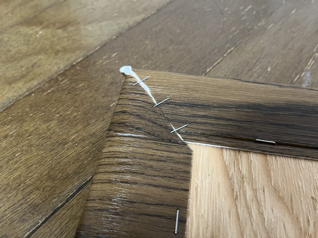 重なり部分をカットしたあと、タッカーで留めた様子