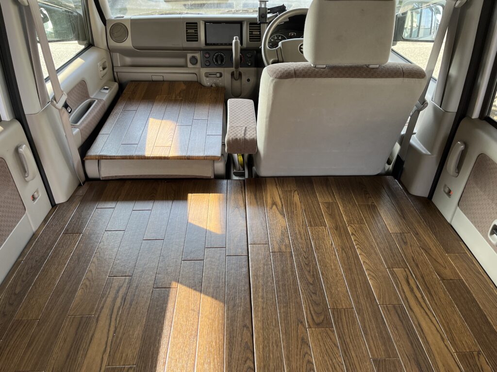 助手席上にポタ電用板を設置した様子