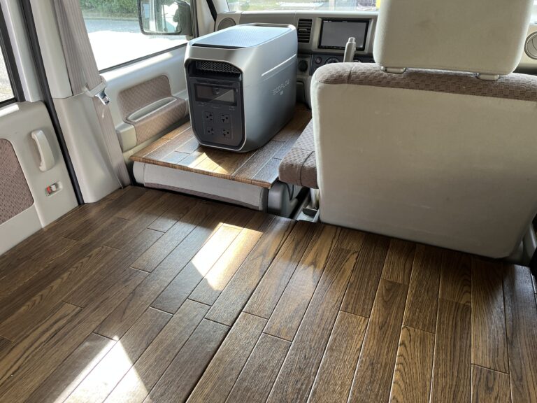 【エブリイ車中泊DIY】床板の次はココ。助手席上にポタ電置き場を追加【DA64V車中泊計画⑬】