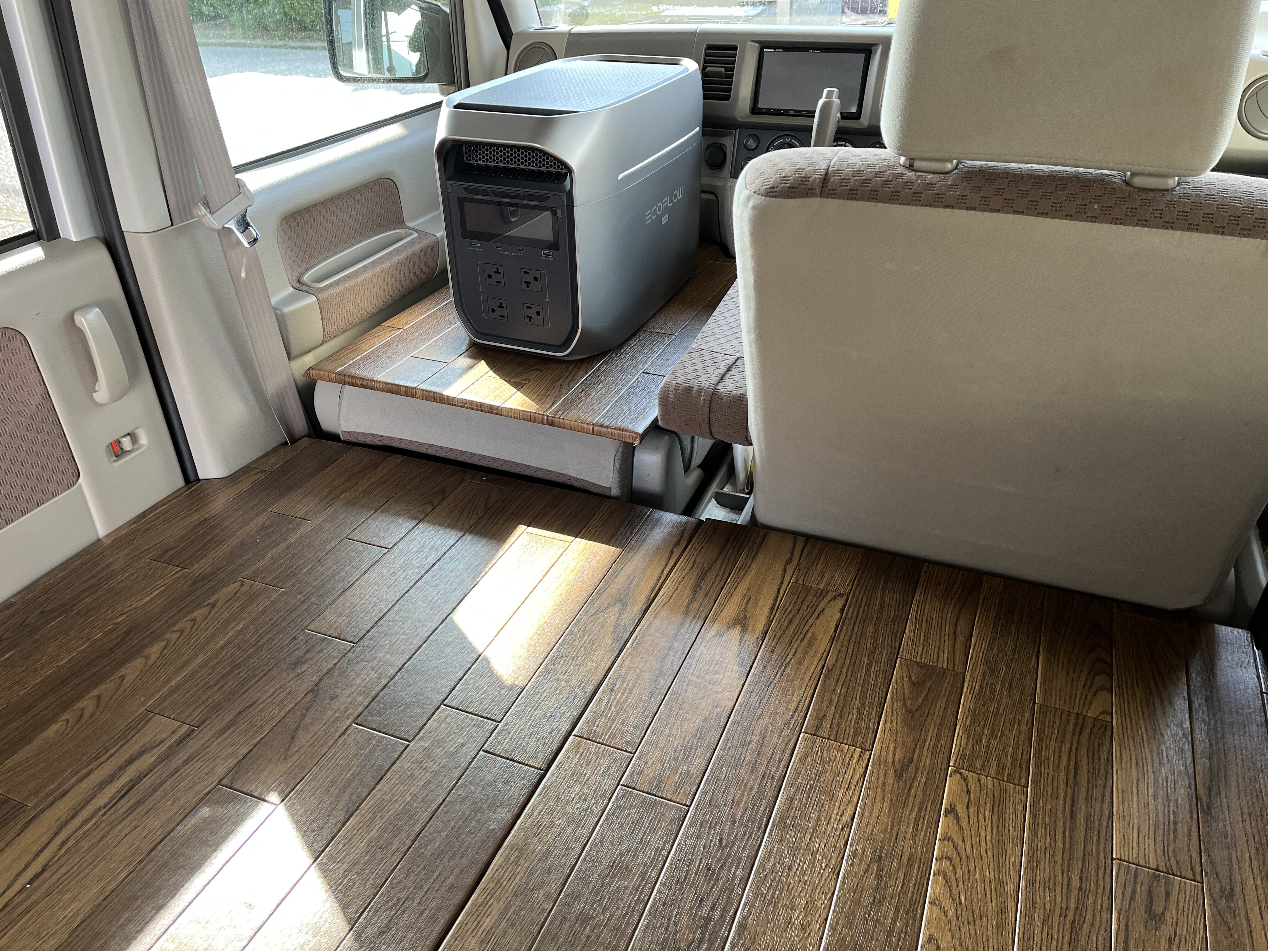 畳んだ助手席上に専用の板を乗せてその上にポータブル電源を設置した様子