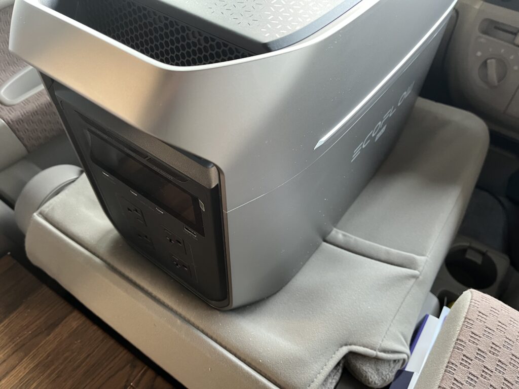 畳んだ助手席上にポタ電を乗せてみたらシートに沈み込んでいる様子