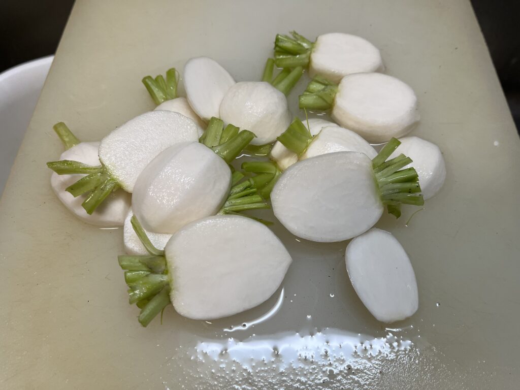 暑さ1.5㎝程度にカットした小カブの様子