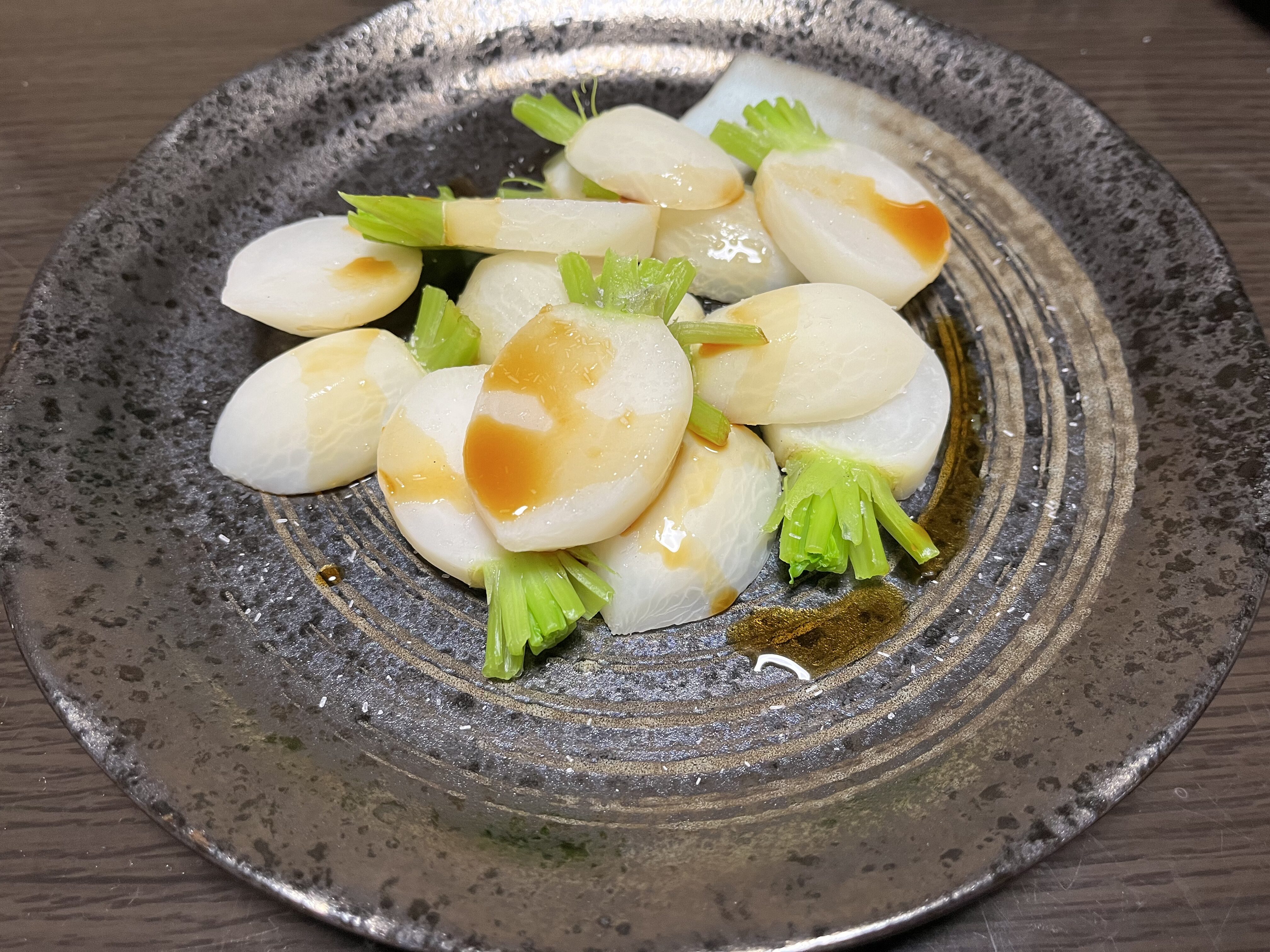 茹でた小カブを皿に盛り、醤油と味の素をかけた様子