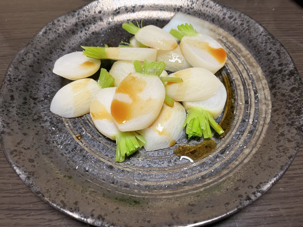 収穫した小カブを晩ごはんのおかずに料理した様子