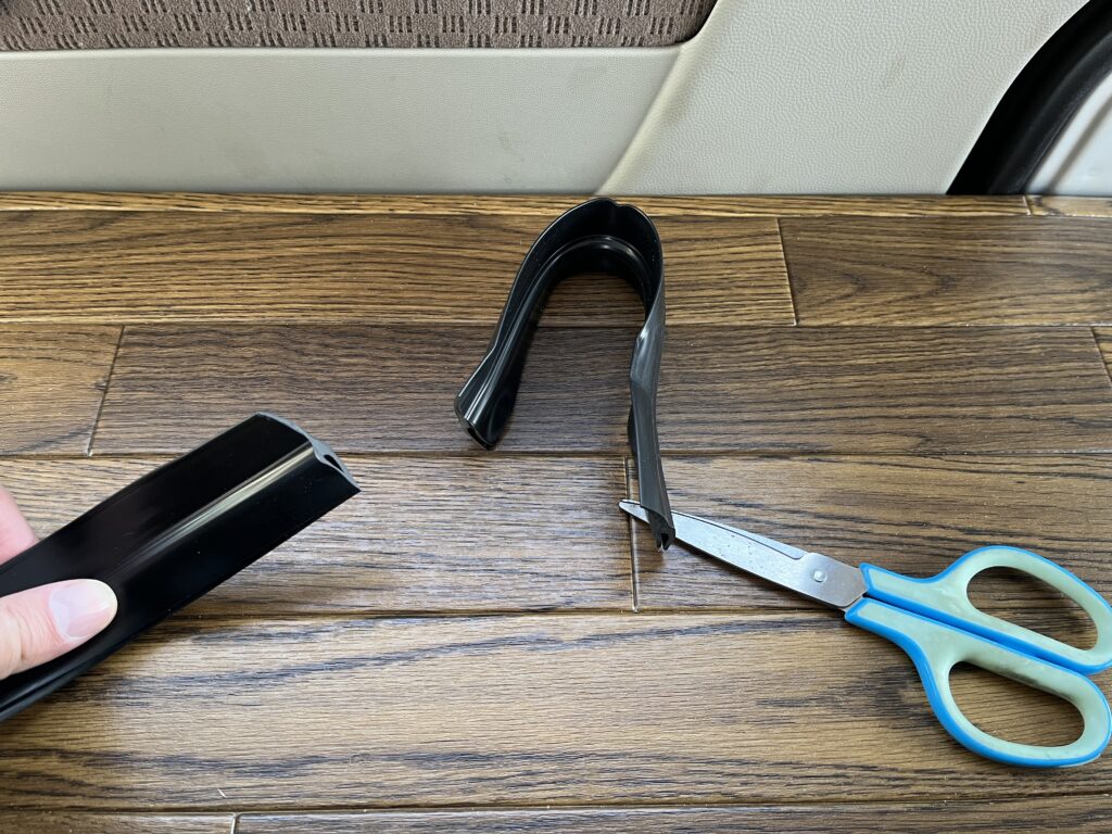 ゴムパーツを少し長めにカットした様子