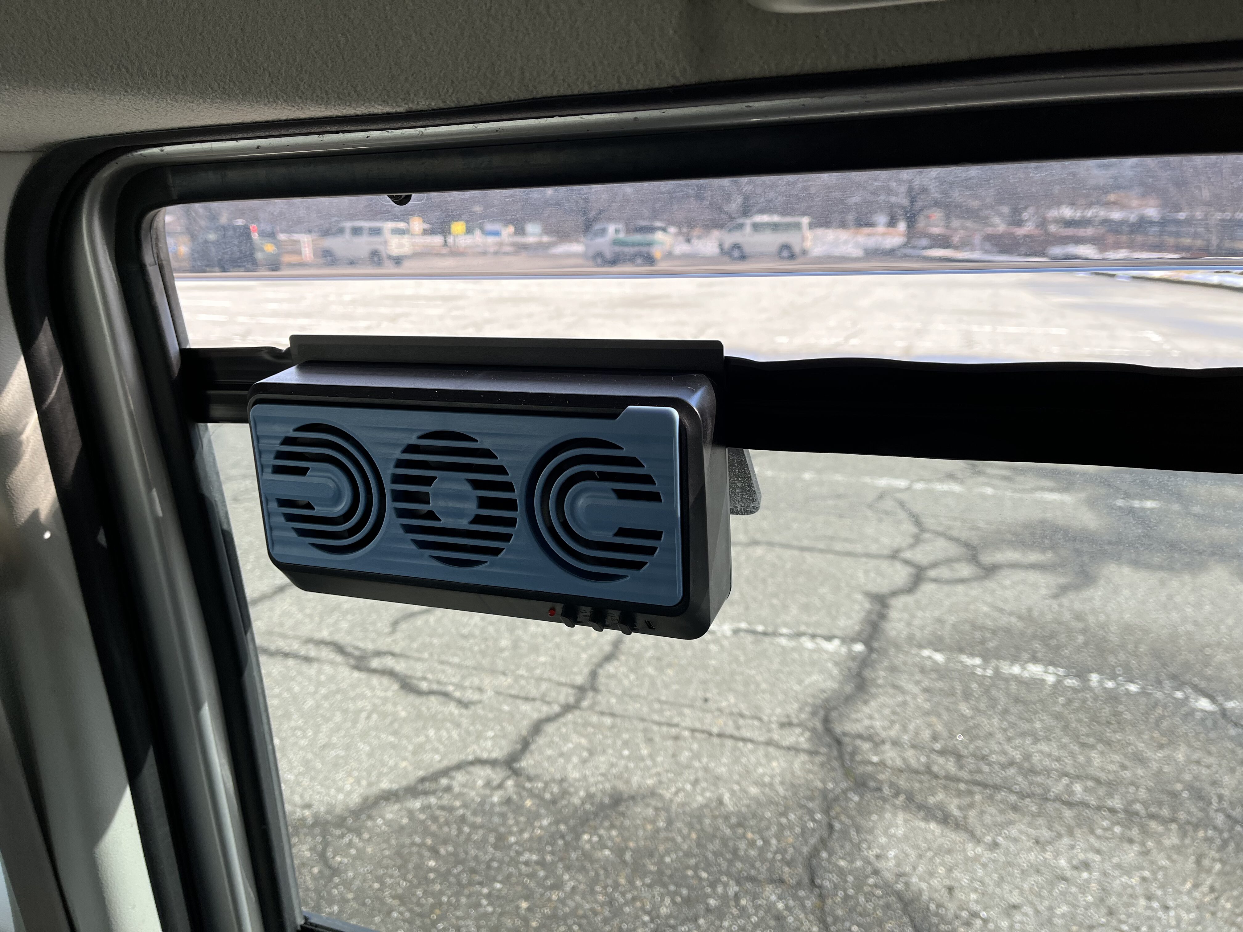 車載用換気扇を取り付けている様子