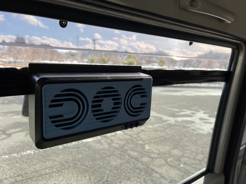 車載換気扇を取り付けた様子