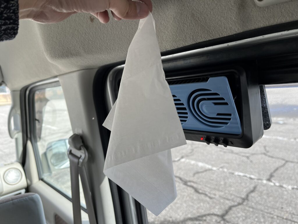 ソーラー給電での送風の強さチェックをしている様子