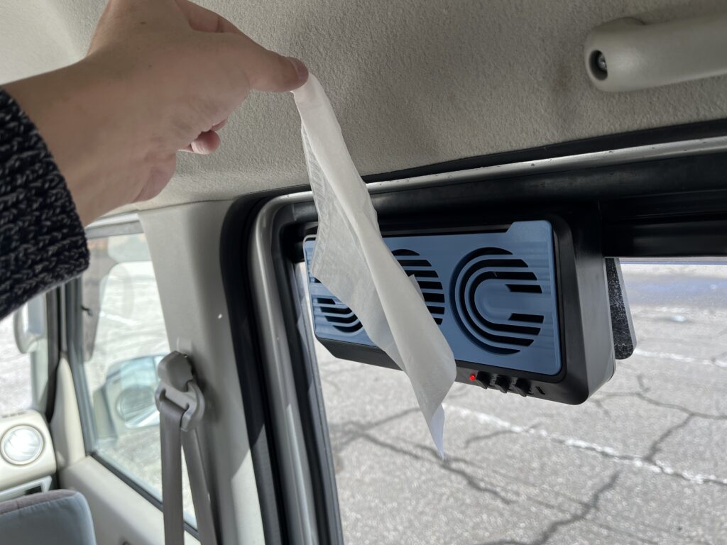 ソーラー給電での排気の強さチェックをしている様子