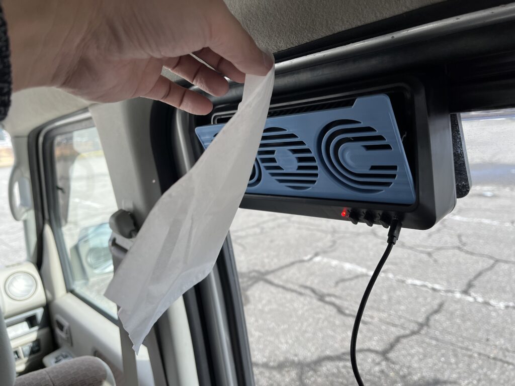 USB給電での送風の強さチェックをしている様子