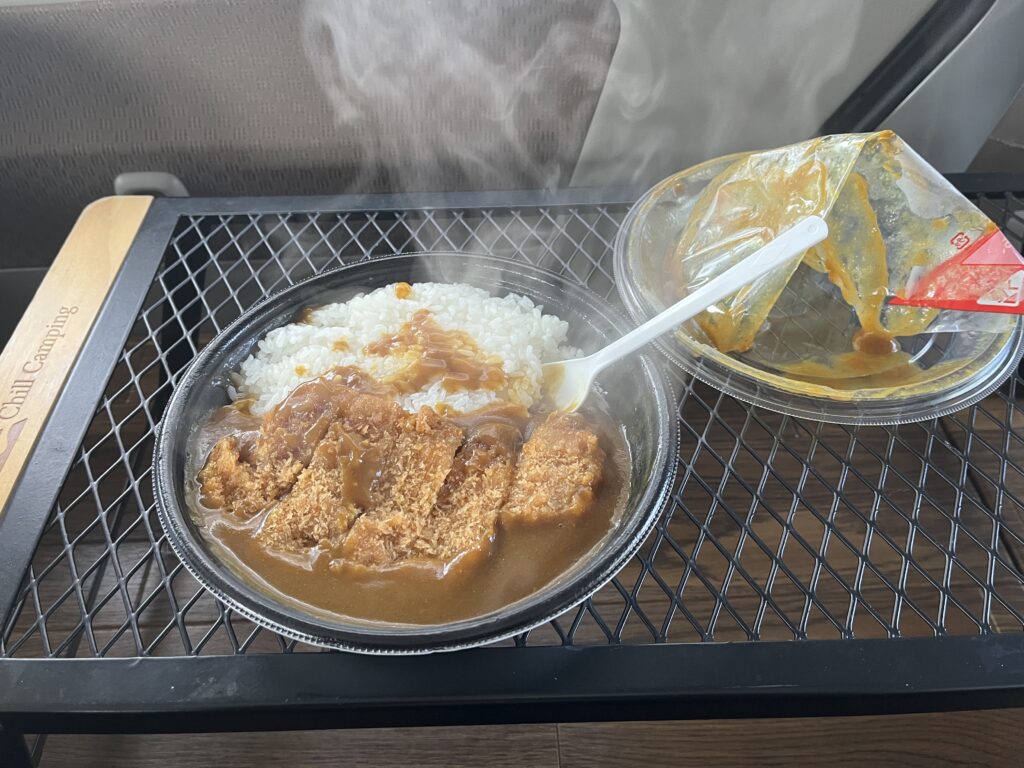 レンジアップしたコンビニカレーを食べようとしている様子