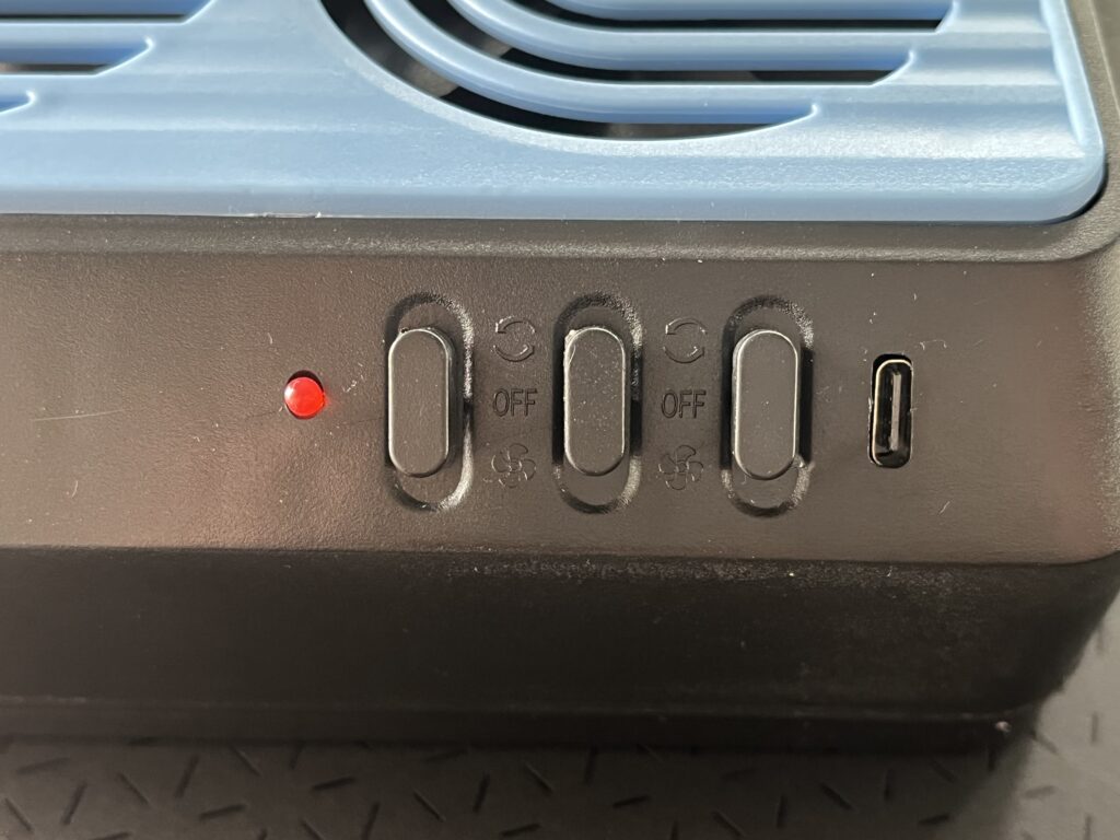 車載換気扇のスイッチの様子