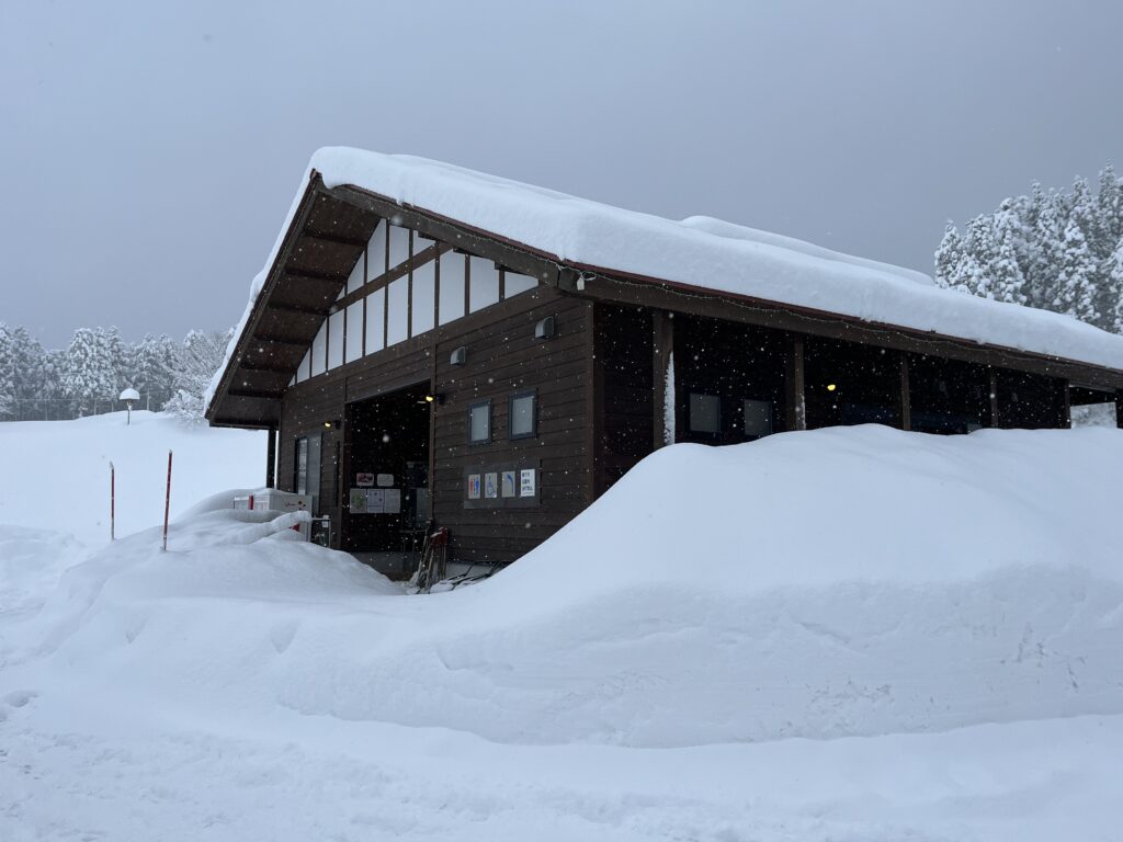 すっかり雪化粧した閑乗寺公園キャンプ場の管理棟