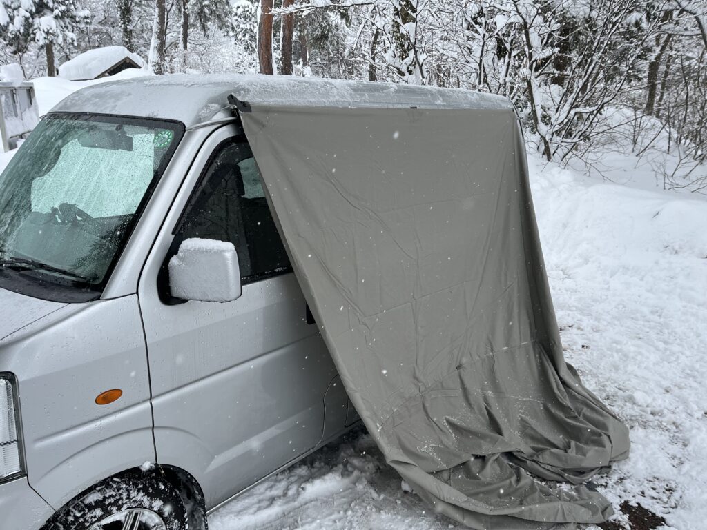 カージョイントでタープと車を連結した様子