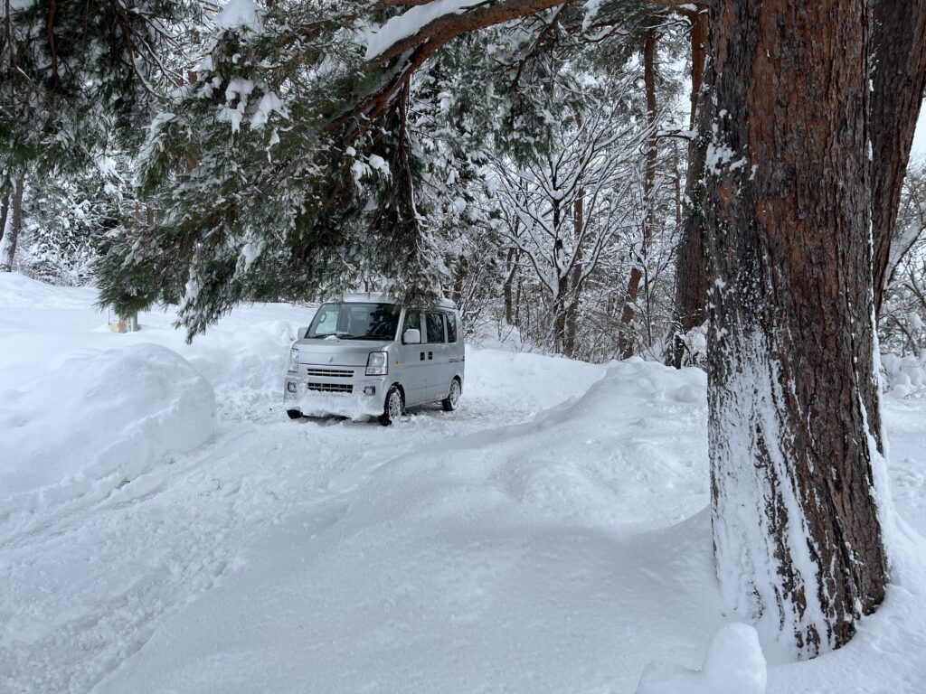 １番サイトへ車を入れ、水平な場所を探した様子