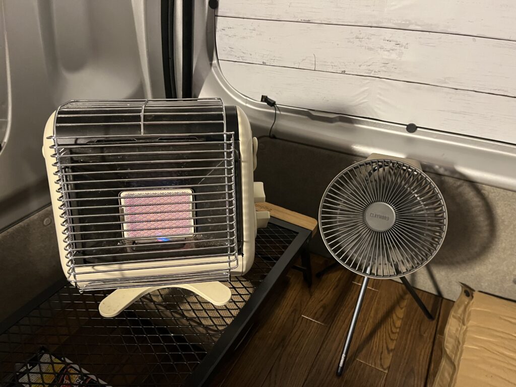 車内でマイ暖を使用している様子