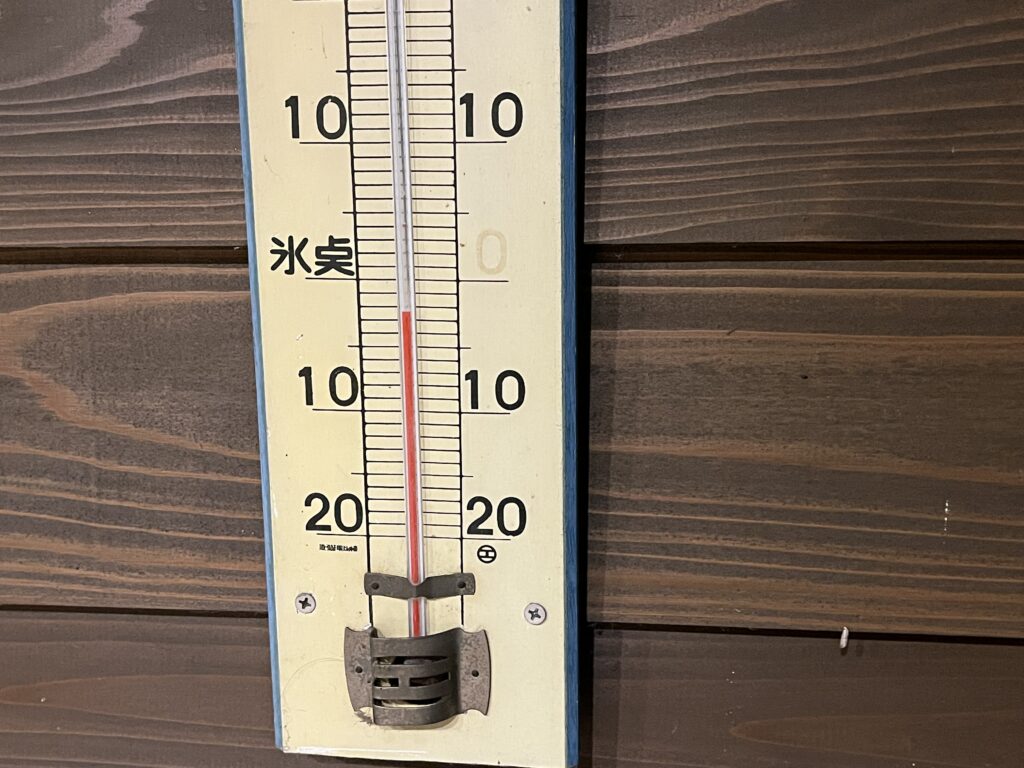 管理棟の温度計が－2.5℃になっている様子