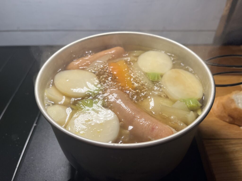 コトコト煮込まれているポトフの様子