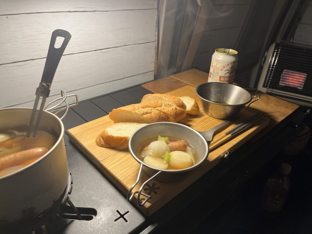 シェラカップにポトフをよそい、カットしたバケットも準備した様子