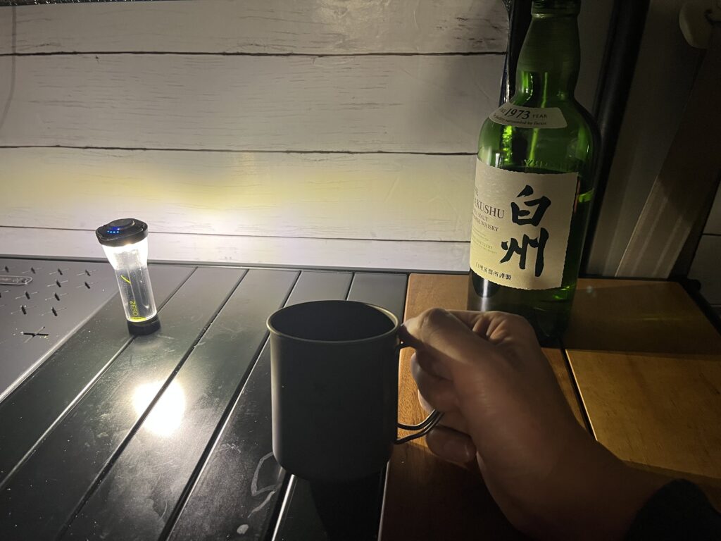 白州ハイボールを片手に思いを巡らせている様子