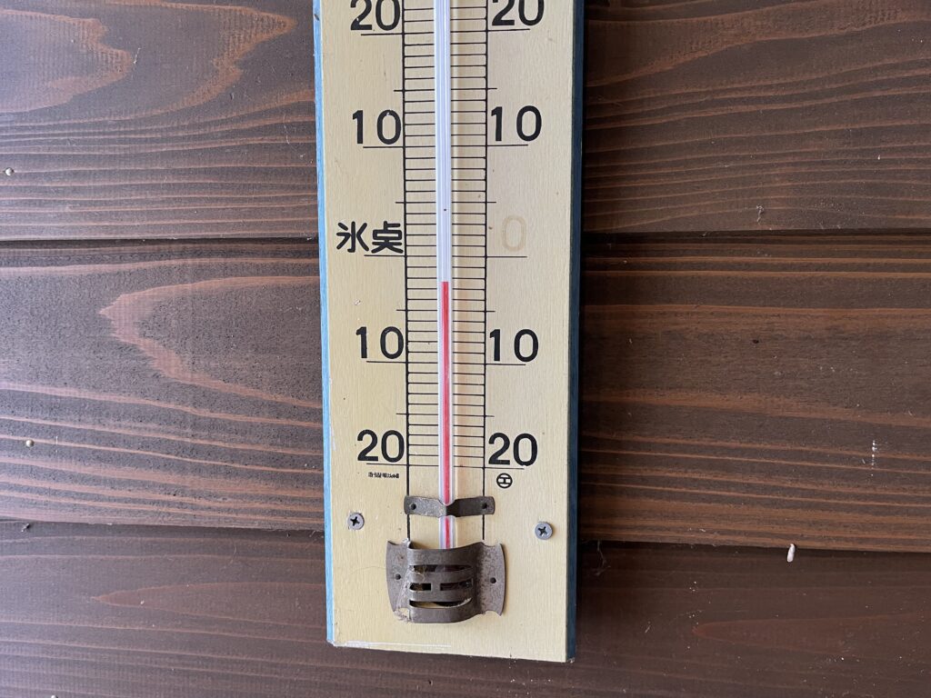 管理棟の温度計が－2.5℃になっている様子