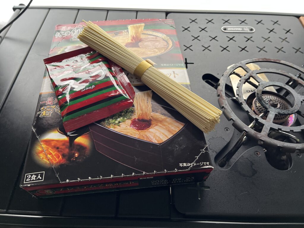 コストコで購入してきた一蘭のラーメンを準備している様子