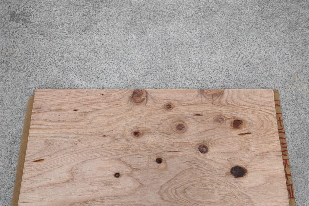 型のダンボールの上に使用する端材を乗せてみたら幅が足りなかった様子