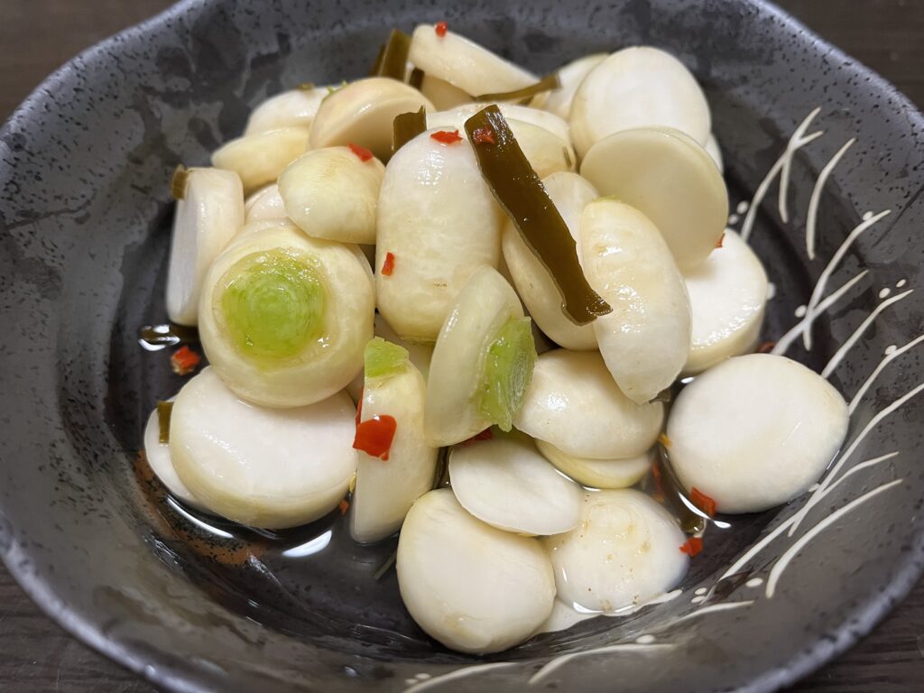 収穫した小カブを浅漬けにした様子