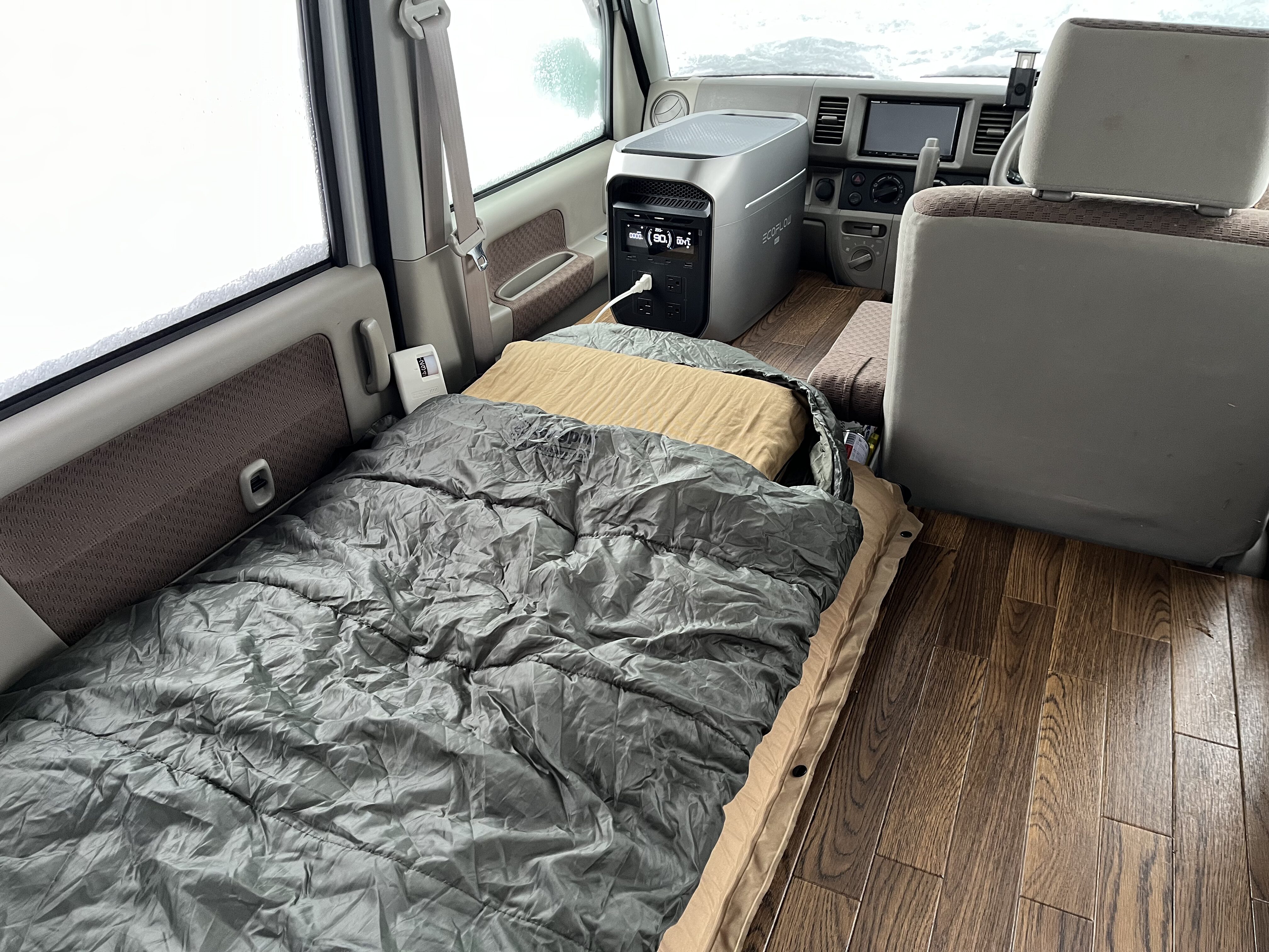 車中泊の寝床、マットを敷いてシュラフの中に電気しき毛布を仕込んだ様子