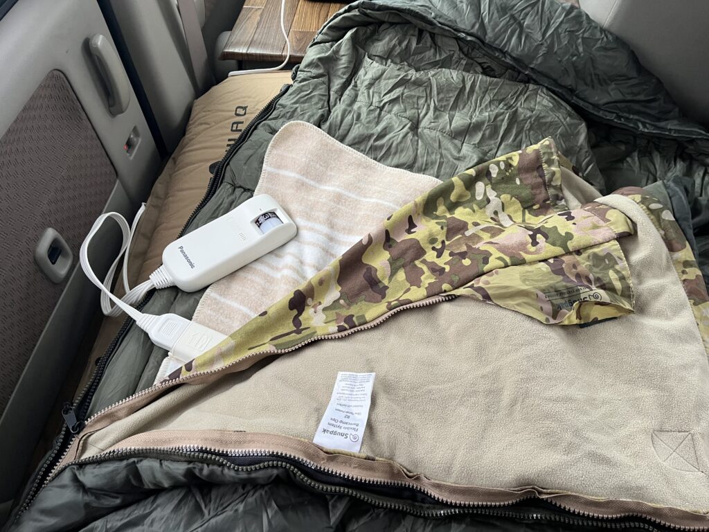 マット、シュラフ、電気しき毛布を重ねてた寝床の様子