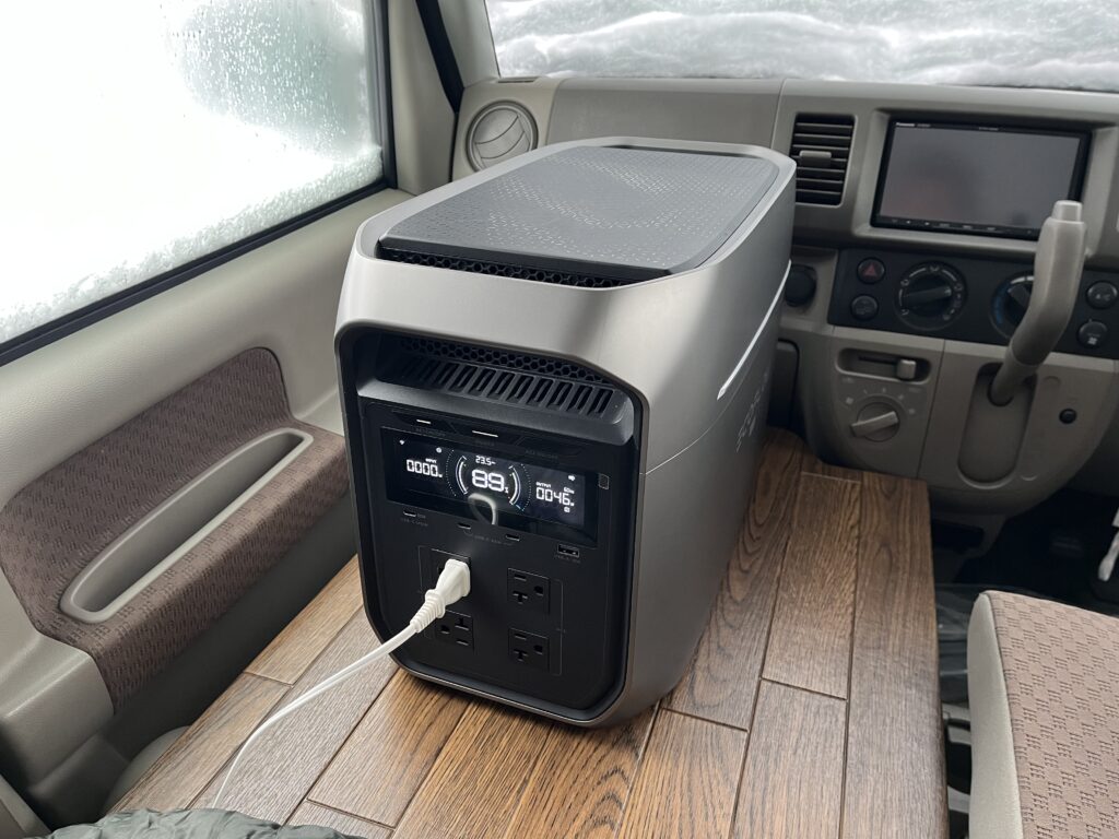 ポータブル電源に電気しき毛布を接続した様子