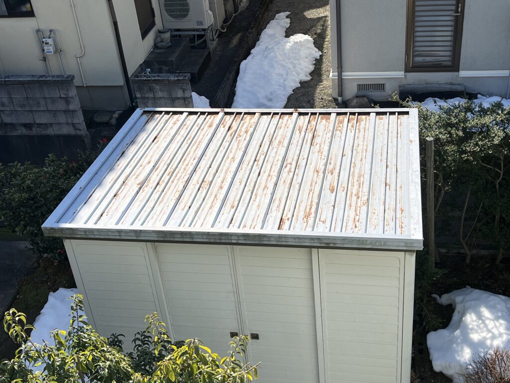 錆が目立つ塗装前の鉄製物置