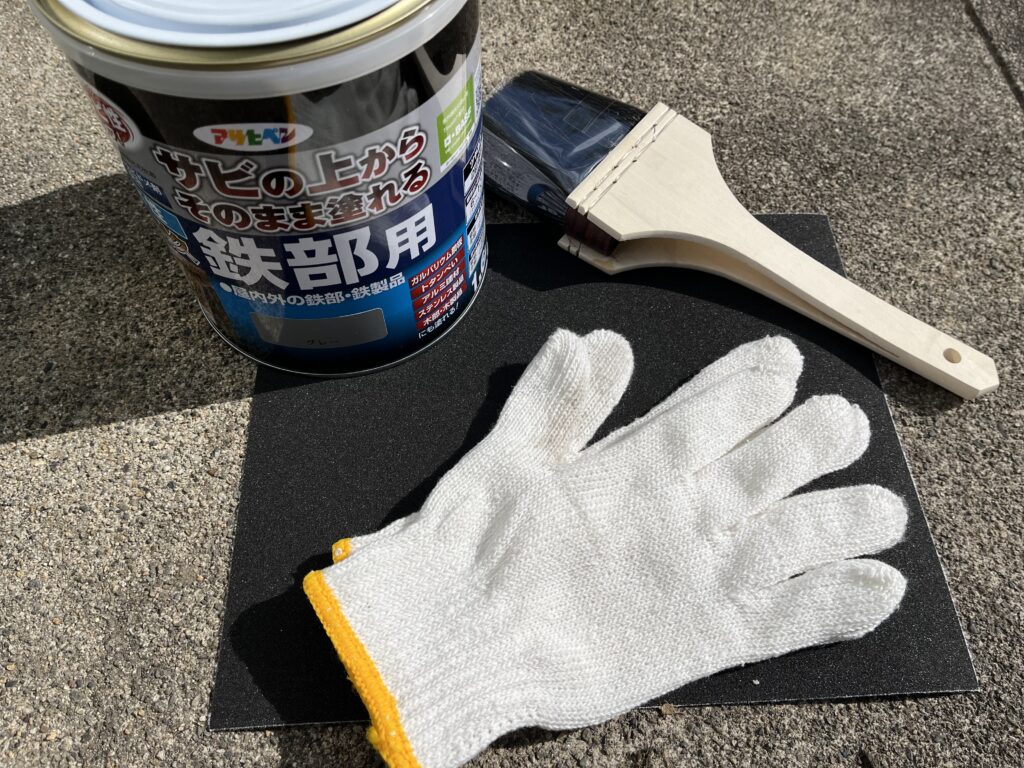 塗料缶と道具一式