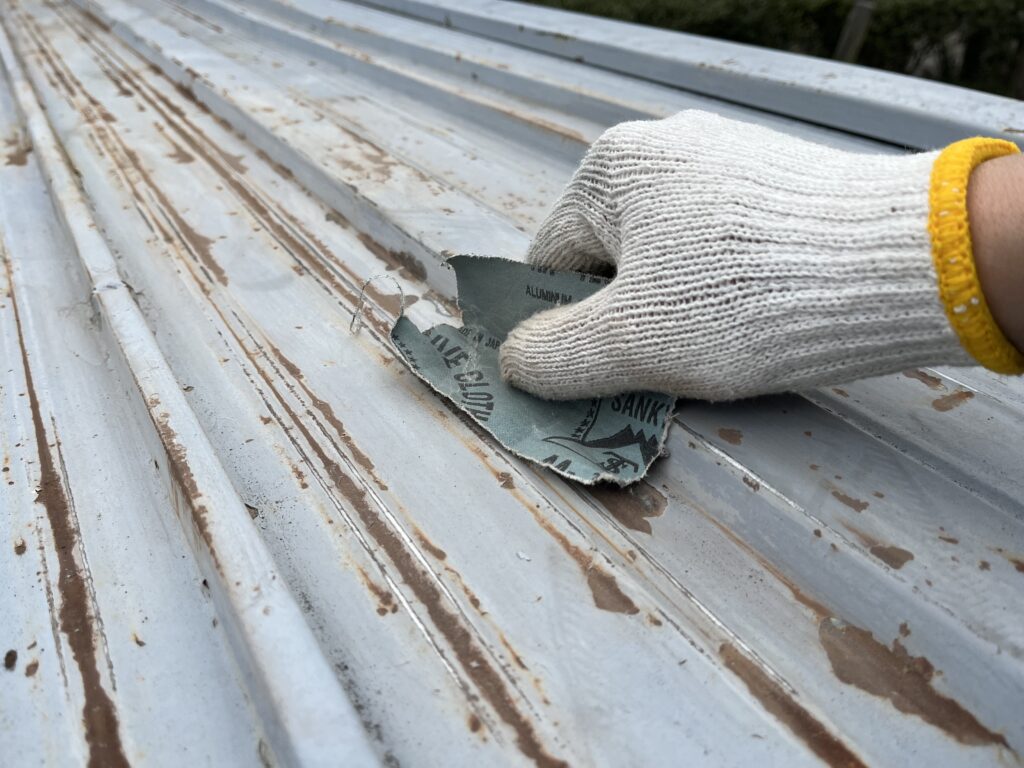 サンドペーパーで浮いた塗装を削る作業