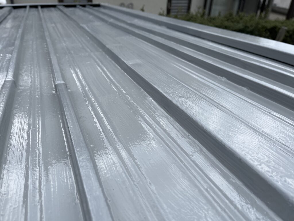 1回目塗装後の物置屋根