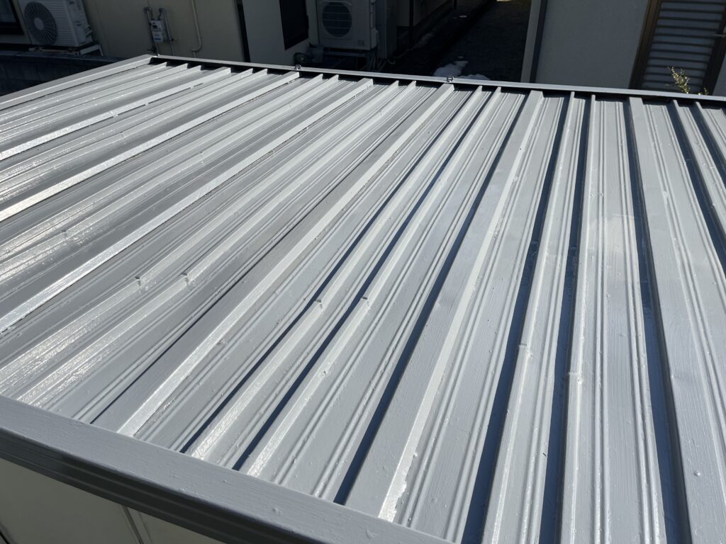 塗装後の物置屋根の状態