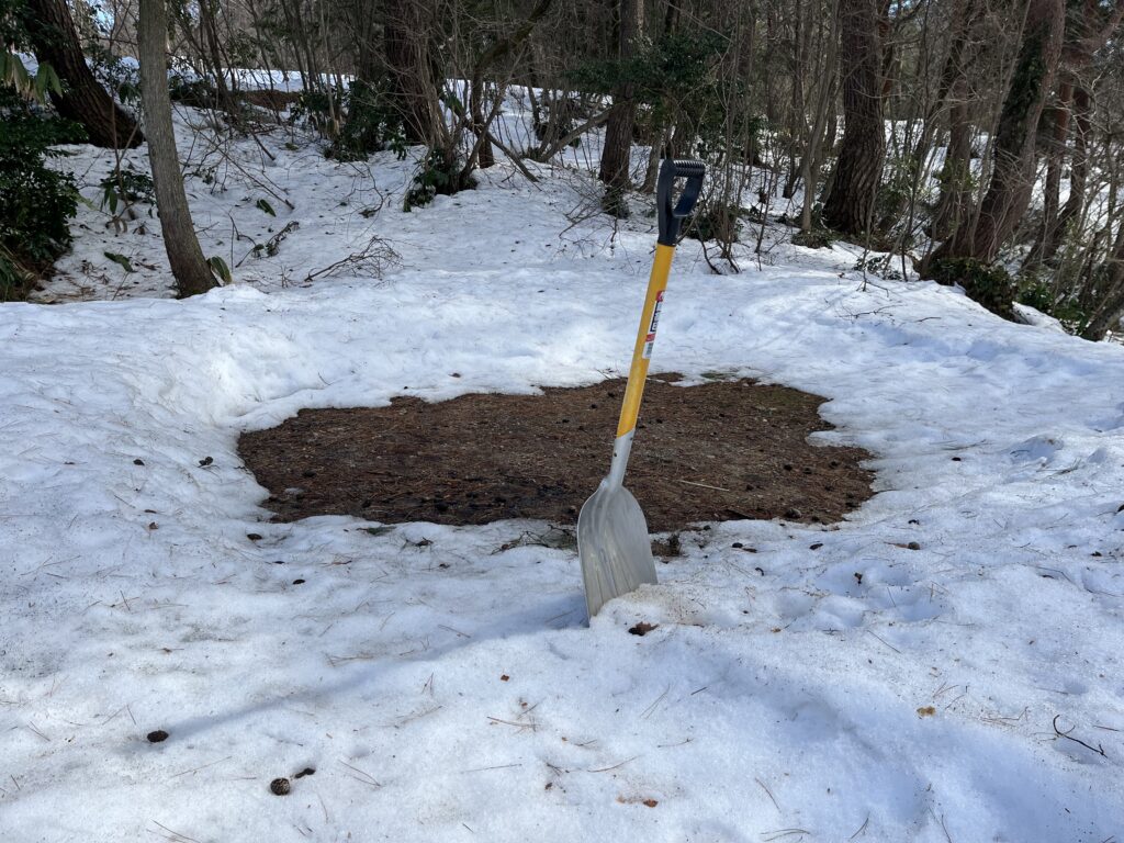 雪で囲まれた閑乗寺のテント設営予定地