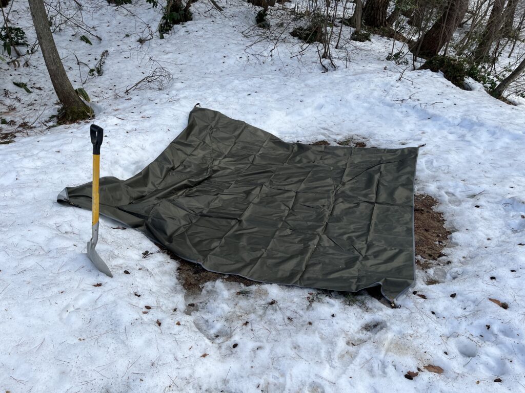 3ｍ×3ｍのグランドシートを広げた様子。このシート分を除雪すればテントは設営できる。