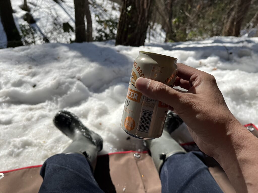雪中キャンプで設営後にビールを飲む時間。