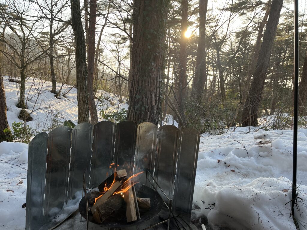 少し日が傾いてきた中で、火が育ち始めた様子
