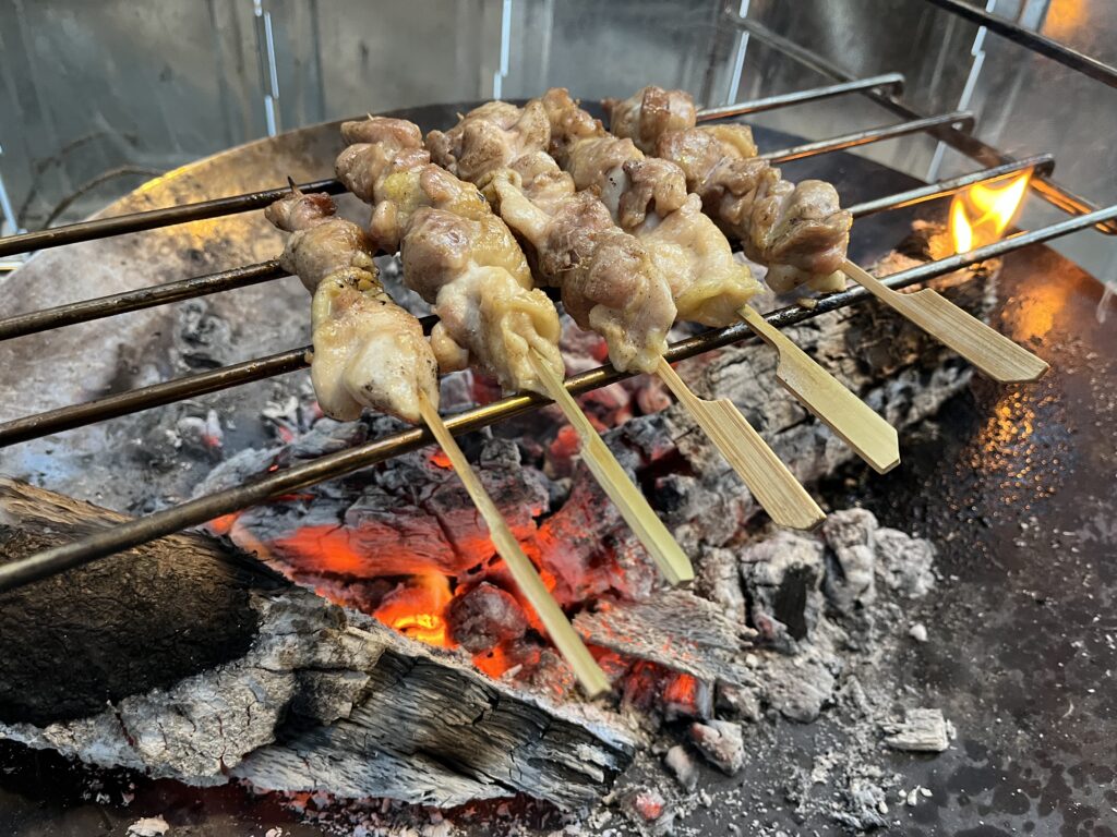 熾火でじっくり焼き上げている焼き鳥の様子